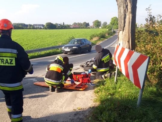 Motocyklista uderzył w drzewo. 37-latek trafił do szpitala 