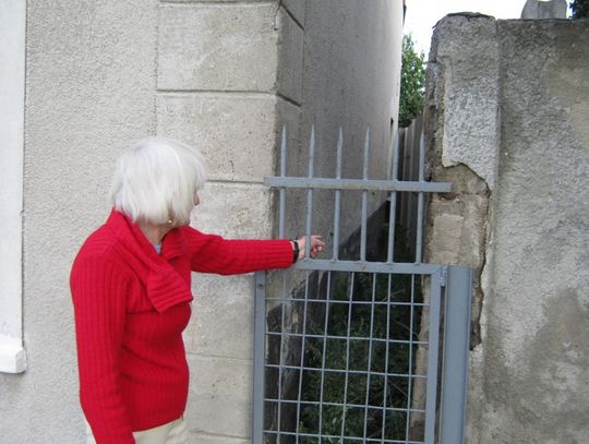 Mur w oknie. Skarży się, że sąsiadka wybudowała ogrodzenie 20 cm od jej okna