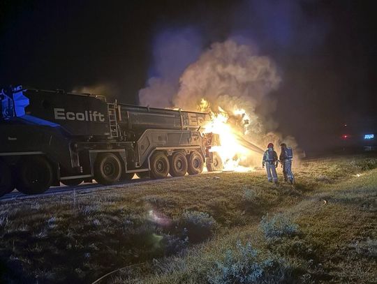 Na autostradzie A1 w Swarożynie spłonął ponad 100-tonowy dźwig. Utrudnienia potrwają do wieczora