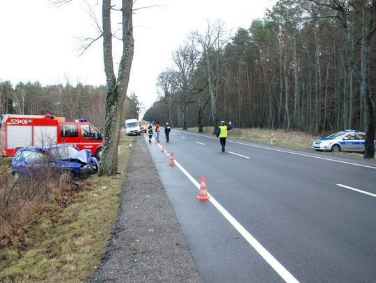 Na prostym odcinku zjechała na pobocze i czołowo uderzyła w drzewo