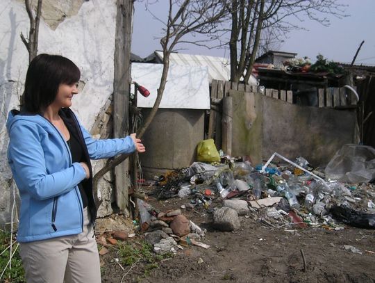 Na tykającej bombie. Śmieci z 30 lat składowane na podwórku 