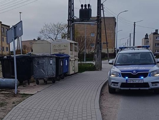 Na widok policjantów przyspieszył i uderzył w znak. Miał zakaz prowadzenia do 2030 roku