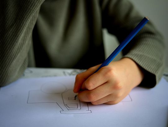 Nagłe zamknięcie szkoły lub przedszkola. Możesz dostać zasiłek opiekuńczy z ZUS