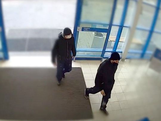 Nagrała ich kamera, jak kradli elektronarzędzia. Złodziei szuka policja [NAGRANIE]