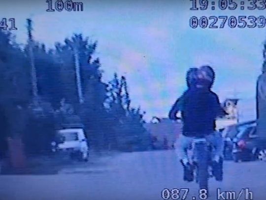 [NAGRANIE] 15-latek z pasażerem na motocyklu uciekał przed policją