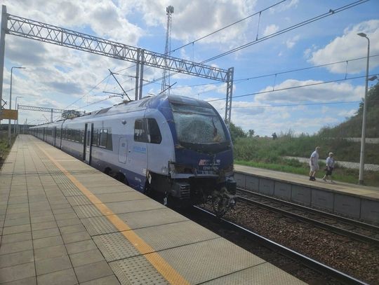 [NAGRANIE] Nietrzeźwy traktorzysta wjechał pod pociąg w Czarlinie. W składzie podróżowało około 500 osób