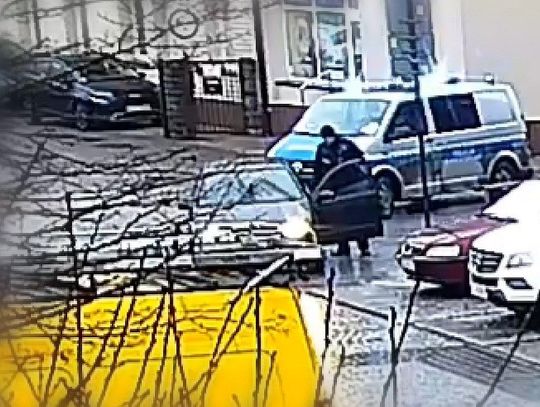 [NAGRANIE] Policjanci pomogli kolejnej osobie z przebitą oponą