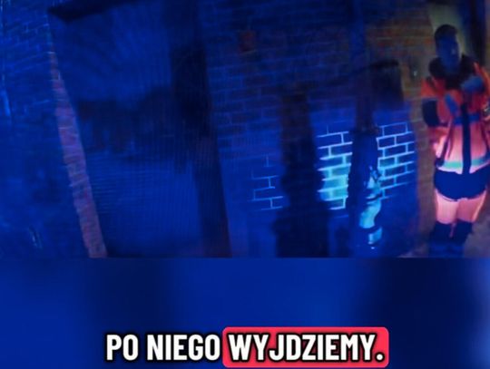 [NAGRANIE Z KAMERY NASOBNEJ] Policjanci uratowali mężczyznę w ostatnim momencie