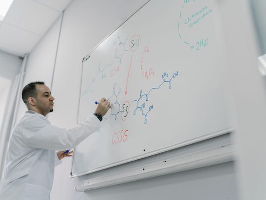 Najczęstsze błędy uczniów podczas nauki chemii i jak ich unikać
