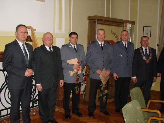 Najlepsi policjanci - Prezydent wraz z Radą Miasta wyróżnili najlepszego dzielnicowego i policjanta prewencji 