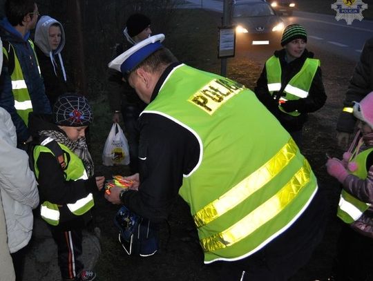 Namłodsi otrzymali kamizelki i elementy odblaskowe od policjantów