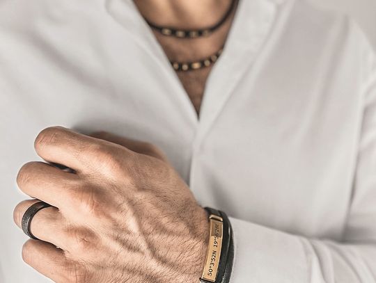 Naszyjniki z grawerem - najmodniejsze modele na jesień i zimę