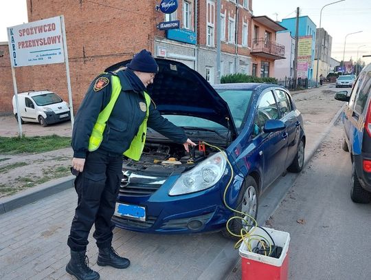 Nie możesz odpalić auta? Wezwij straż miejską. Starogardzcy strażnicy pomogą bezpłatnie