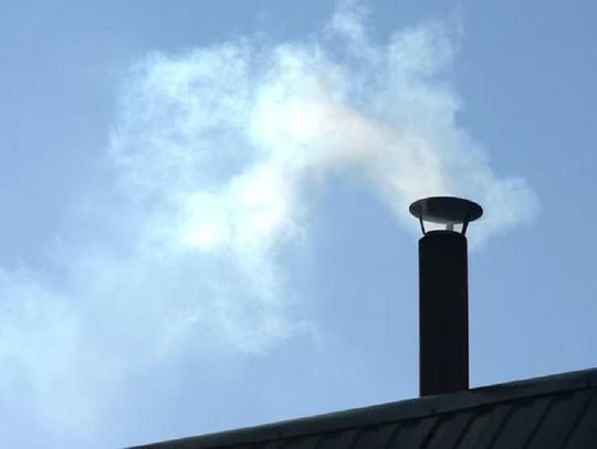 „Nie można oddychać, dym wpada wprost do mieszkania”. Sąsiedzki konflikt  z dymiącym kominem w tle 