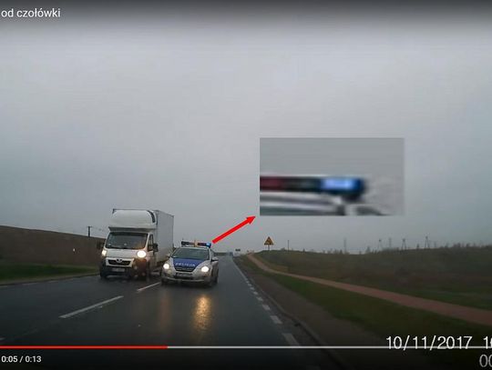 Niebezpieczna sytuacja na drodze wojewódzkiej nr 222. Samochód mógł zderzyć się z radiowozem 