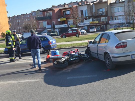 Niebezpieczny wypadek przy targowisku. Motocyklista trafił do szpitala 