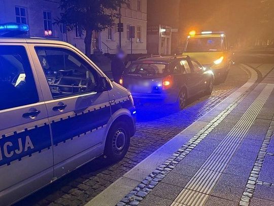Nietrzeźwy 24-latek z zakazem prowadzenia zatrzymany w nocy przez policjantów z patrolówki