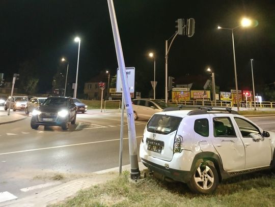 Nietrzeźwy 53-latek wjechał na czerwonym świetle i uderzył w autobus