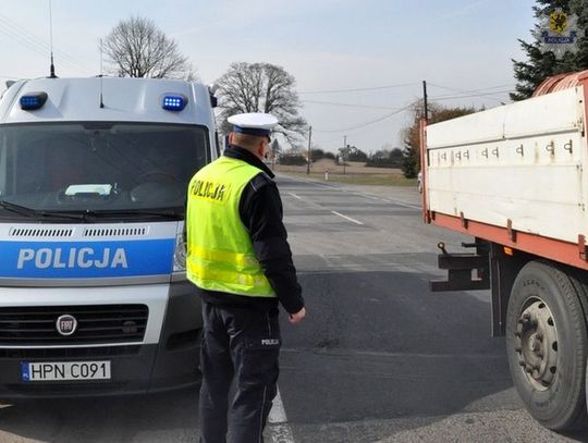 Nietrzeźwy kierowca ciężarówki spowodował kolizję. W wydychanym powietrzu miał prawie 2 promile 