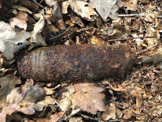 NIEWYBUCH z II wojny światowej w gminie Bobowo. Policjanci zabezpieczają teren do czasu przybycia saperów