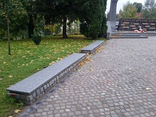 Niskie ławki i nierówna kostka. Takie było założenie? 