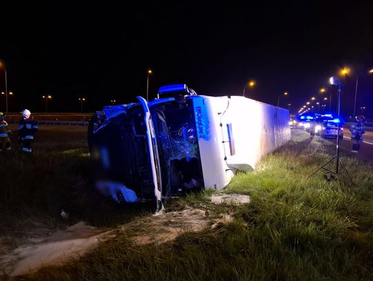 Nocny wypadek z udziałem samochodu ciężarowego na autostradzie A1