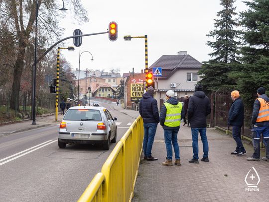 Nowa sygnalizacja świetlna na przejściu dla pieszych przy Szkole Podstawowej nr 2 w Pelplinie