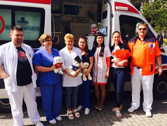 Nowy członek zespołu w karetkach. Miś „Ratownik”  pomaga ratownikom