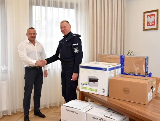 Nowy sprzęt biurowy dla policjantów ze Zblewa