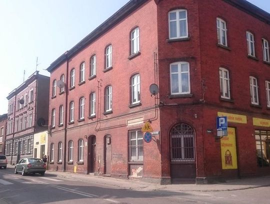 O krok od tragedii! Małe dziecko wypadło z okna budynku przy ulicy Sobieskiego