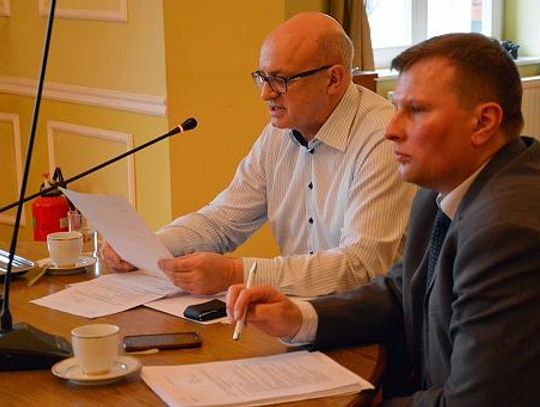 „Obecny napis dezinformuje” Radny apeluje o wymianę tablicy pamiątkowej na dawnej synagodze