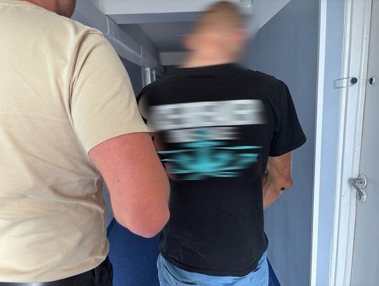 Odpowie za serię kradzieży sklepowych. Miał przy sobie także narkotyki