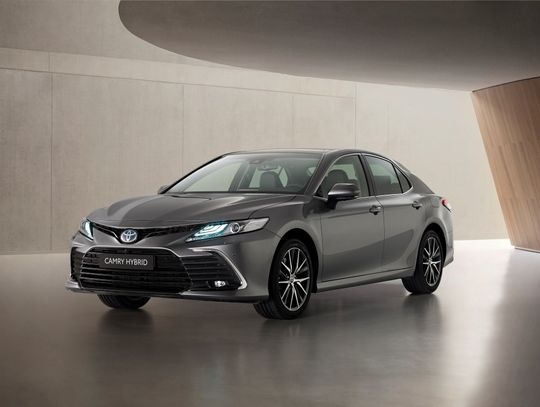 Odświeżona Camry Hybrid – nowy design i systemy bezpieczeństwa