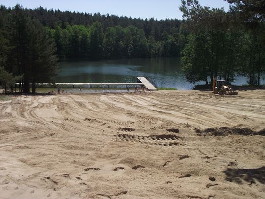 Odświeżona plaża nad jeziorem Borówno Wielkie