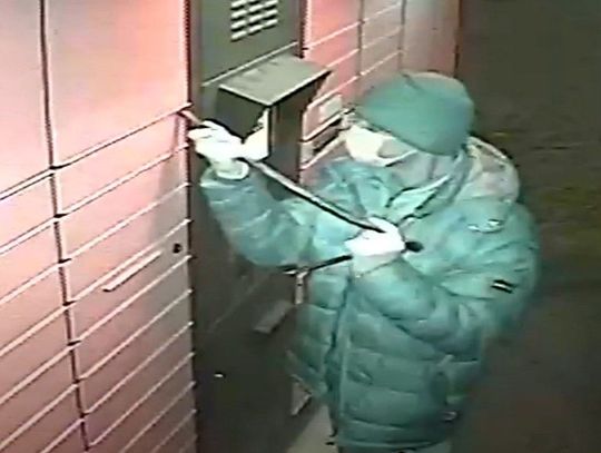 Okradli paczkomat – szuka ich policja [FILM]