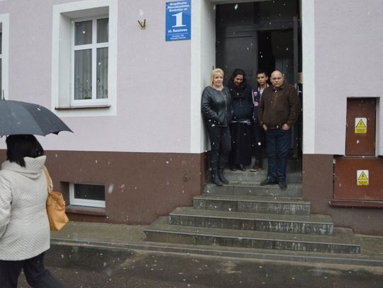 „On wszystko wie... Wie nawet kiedy my się z żoną kochamy”. Kłopotliwy sąsiad gnębi mieszkańców?! 