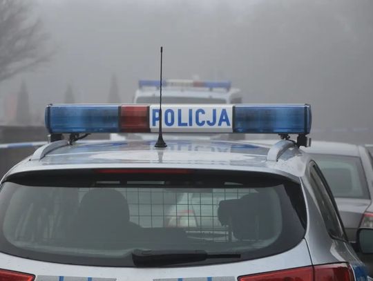 Owinął się kołdrą i nakrył szafą. Policjanci zatrzymali poszukiwanego w powiecie grójeckim