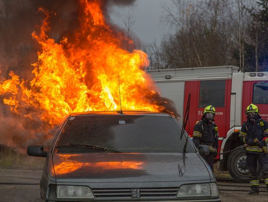 Palił się samochód na ul. Sikorskiego. Na szczęście pożar szybko ugaszono!