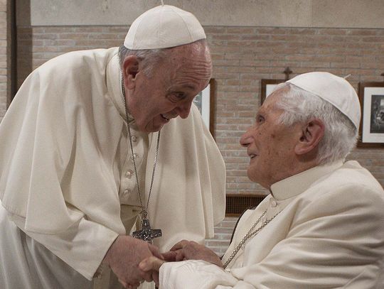 Papież prosi o modlitwę za Benedykta XVI: jest bardzo chory, ale w ciszy wspiera Kościół