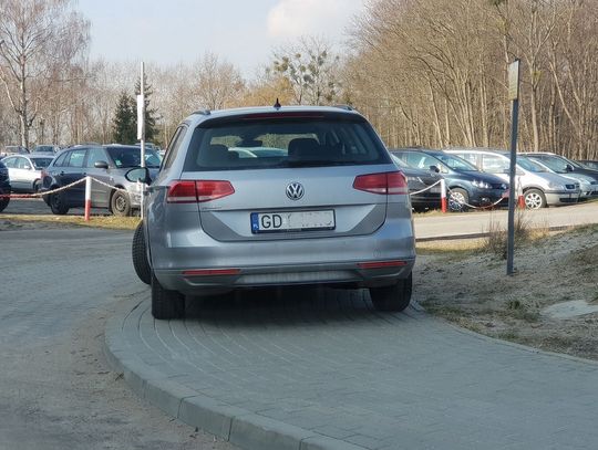 Parkują jak chcą. Ignorują znaki i pracowników ochrony [FOTO]