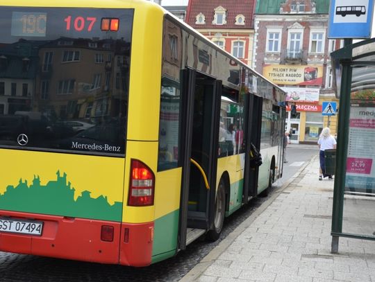 Pedofil w miejskim autobusie?! Starszy mężczyzna napastował dziewczynkę