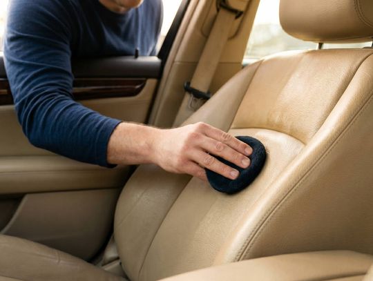 Pielęgnacja wnętrza samochodu – jak dbać o tapicerkę, plastiki i szyby, żeby auto wyglądało jak nowe?