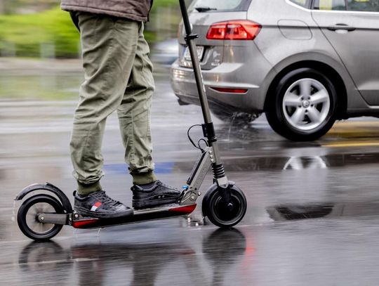  Pierwsze poważne zdarzenie z udziałem hulajnogi elektyrycznej. Kierujący hulajnogą otrzymał mandat 