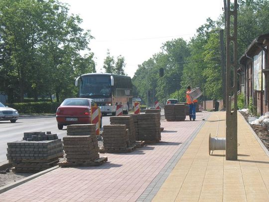 Pieszy slalom na Skarszewskiej - słupy oświetleniowe na środku chodnika