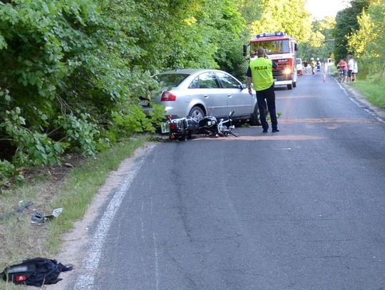 Pijany 19-latek potrącił czołowo motocyklistę. Na łuku drogi zjechał na jego pas...