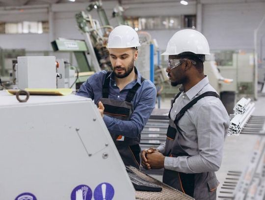 Piła taśmowa półautomatyczna czy automatyczna – którą wybrać?