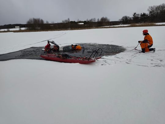 PILNE: Jeździli po zamarzniętym jeziorze. Lód się załamał, a auto zaczęło tonąć. Na miejscu było 7 zastępów straży pożarnej