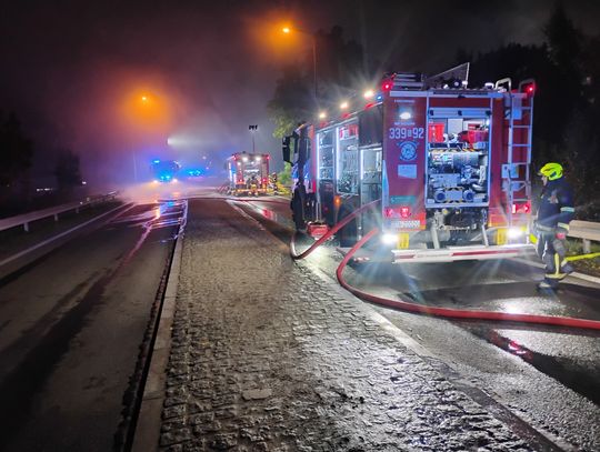 PILNE: Ogromny pożar hal produkcyjno-magazynowych w Rusocinie. Na miejscu pracuje 80 strażaków, DK 91 zablokowana PILNE: Ogromny pożar hal produkcyjno-magazynowych w Rusocinie. Na miejscu pracuje 80 strażaków, DK 91 zablokowana