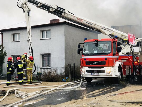 PILNE! Ogromny pożar przy ul. Lubichowskiej. W płomieniach stanęła fabryka zniczy. W akcji 24 jednostki straży [FOTO]