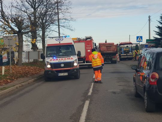 PILNE: Poważny wypadek na DW 222 Kokoszkowy - Starogard Gd. Pracownik budowy pod ciężarówką 